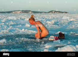 Frau nackt baden im Eisloch Stockfotografie - Alamy