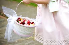 Blumen zur hochzeit sind der klassiker und ein geschenk, dass jedes brautpaar begeistert. Blumenkinder Auf Der Hochzeit Aufgaben Tipps Inspiration