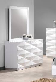 Stylish Dresser And Mirror In White Lacquered Finish White Lacquer Bedroom Furniture Contemporary Dresser Dresser With Mirror