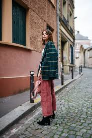 Un velours à grosses côtes pour ce pantalon cropped à la taille haute et bien ajusté aux hanches avec un grand revers. Epingle Sur Inspirations