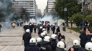 Τα επεισόδια ξεκίνησαν στην οδό πανόρμου, στους αμπελοκήπους, όταν οι δυνάμεις της αστυνομίας επιχείρησαν να διαλύσουν συγκέντρωση διαμαρτυρίας. Epeisodia Newsit