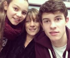Su progenitor es de ascendencia portuguesa, mientras que su madre es de origen inglés. Chapter 41 Aaliyah Mendes And I M Single We Lay Under The Same Stars Shawn Mendes Love Story