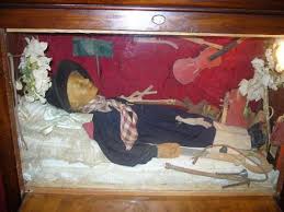 Il castello di fumone fu teatro di terribili torture e avvenimenti tragici, uno di questi riguarda il marchesino francesco longhi. Bambino Mummificato Di Fumone La Sua Tragica Storia Con Video