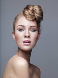 Party Tolle So Geht S Haare Nach Vorne Schutteln Und Direkt Uber Der Stirn Als Extrahohen Pferdeschwanz Zusammenbi Hair Styles Editorial Hair Long Hair Styles