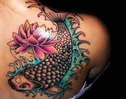 Un tattoo de flor de loto rosa alude a un gran futuro de aquellos quienes lo portan. Tattoo De Pez Koi Y Flor De Loto Compartir Flores
