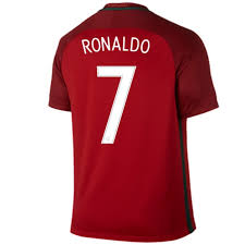 Aussi, au travers de ce site, nous vous dévoilerons les nouveaux maillots de foot bien sûr, mais aussi, les maillots qui ont marqué l'histoire du football. Maillot De Foot Portugal Domicile 2016 17 Ronaldo 7 Nike Sportingplus Net