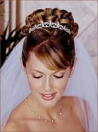 Les coupes de cheveux pour hommes qui font craquer les filles. Superbe Coiffure Voile Et Diademe Tiara Hairstyles Bride Hairstyles Wedding Hairstyles