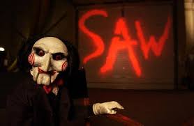 'saw' es una película que relata un ejercicio violento, sangriento, psicológicamente agotador y un tanto terrorífico. Saw Ecured