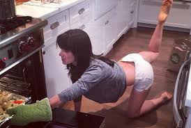 Busy moms are loving the lessons as hilaria isn't just a top yoga expert, but she's also a busy mom. Hilaria Baldwin Shows Off Cooking And Body In Yoga Pose Page Six