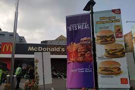 Menu mcd bts meal menimbulkan keramaian di banyak gerai. 4ndqmslnw6xbom