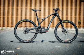 Das Deviate Guide Ist Ein Besonderes Enduro Bike Und Sicherlich Kein Bike Fur Jedermann Wahrend Es Bergauf Schwachen Zeigt La Konkurrenz Fahrrad Gelassenheit
