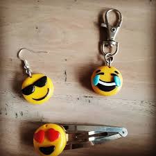 Smiley Emoji En Fimo Disponibles En Plusieurs Finitions Barrette Porte Cle Boucles D Oreille Decouvrez Mes Creations 100 Gifts For Her Keyrings Emoji