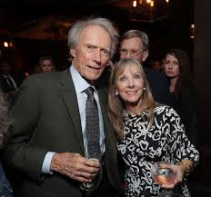 Clint eastwood as earl stone, a drug mule (based on leo sharp) bradley cooper as colin bates, a dea agent (based on jeff moore) laurence fishburne as warren lewis, bates' supervisor. Clint Eastwood Brings His Secret Daughter To The Mule Premiere Etcanada Com