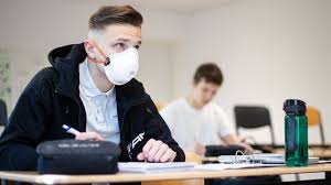 Kinder werden dadurch nicht krank viele eltern haben angst, dass ihr kind unter kopfschmerzen und konzentrationsproblemen leidet, wenn es während des kompletten. Maskenpflicht Abstandsregeln Schichtbetrieb So Wollen Die Berliner Schulen Ins Corona Schuljahr Starten Rbb24