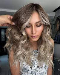 Mis clientas están amando esta nueva técnica ✨ Dejamos su crecimiento muy  difuminado para dar un crecimiento natural al pasar los meses 🫰🏻 Blending  balayage 🌈 Con olaplex logramos transformar las cabelleras