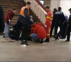 Un calator care nu avea masca pusa corect a fost luat pe sus de jandarmi. Metrou PiaÈ›a Unirii CapitalÄƒ Un BÄƒrbat Zace Intr O BaltÄƒ De Sange Stirile Kanal D