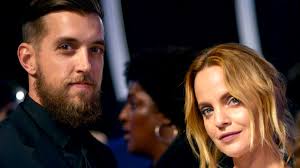 Сувари , мина — мина сувари mena suvari минасуваринапремьерефильма «американскийпирог:всевсборе» всиднее, 2012 имя при рождении: Hollywood News American Beauty Star Mena Suvari And Husband Michael Hope Are Expecting Their First Child Together Latestly