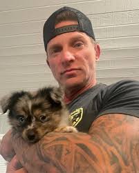 He may look strong, but his heart is all puppy love🐾🥰