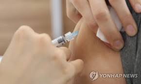 얀센의 신종 코로나바이러스 감염증(코로나19) 백신 접종 사전예약이 1일 신청 당일 마감된 가운데, 일부 여초 커뮤니티 등에선 '백신 남녀 차별' 논란이 그래서 상당수 30대 남성들이 백신 접종 대상자가 됐다. ì‚¬ë§ 10ëŒ€ì™€ ê°™ì€ ê³³ì„œ ê°™ì€ ë°±ì‹  ì 'ì¢… 32ëª… ì´ìƒë°˜ì' ì—†ì–´ ì¢…í•© ì—°í•©ë‰´ìŠ¤