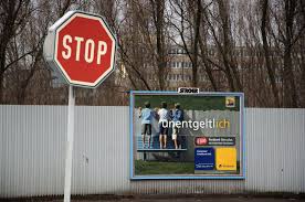 Foto über stoppschild, rot auf weißem und grünem gras im hintergrund. Verbote Foto Bild Reportage Dokumentation Motive Bilder Auf Fotocommunity