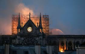 Se produit suite à un grand trigone de feu saturne/pluton en iv mais apparemment le feu aurait pris dans le comble mais bon les fondations ( iv ) risquent d'en prendre un sacré coup. Notre Dame De Paris En Feu Le Devoir