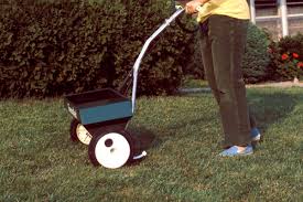 Grundsätzlich solltest du deine hecke aber nur während der wachstumsperiode von märz bis august düngen. Rasen Dungen Mit Blaukorn Dosierung Anwendung Gartenlexikon De
