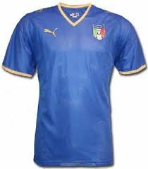 La maglia mostra con orgoglio sulla parte frontale la scritta 'italia' e i colori della bandiera, in una grafica vivace e brillante accompagnata dal logo figc posizionato centralmente con il puma cat. Maglia Nazionale Italiana Calcio Italia Euro 2008 Puma Europeo Nuova Originale Eur 32 99 Picclick It