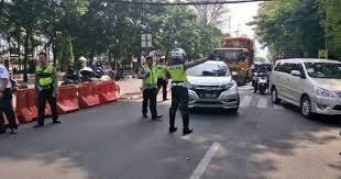 Di sini saya coba memberi salah satu alternatif buat teman2 yang mau. Petugas Gabungan Gelar Pemeriksaan Kendaraan Dan Yang Masuk Ke Banyumas Lentera24 Com