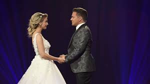 Das glück des schlagerpaares schien damit perfekt, die hochzeit sollte 2020 folgen. Hochzeit Im Tv In Diesem Kleid Gab Anna Carina Ihr Jawort Promiflash De