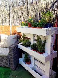 Para empezar, hazte con los palets que más te gusten. Cosas Que Puedes Hacer Con Un Palet Especial Terrazas Jardin Con Palets Palets Maceteros Macetas Con Palets