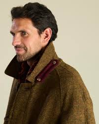 Inspired by a 1930's design from our archives, the Basingstoke coat is  tailored in a pure 17oz Harris tweed, hand woven in the Scottish Hebrides.  We've lined the coat in an Austrian