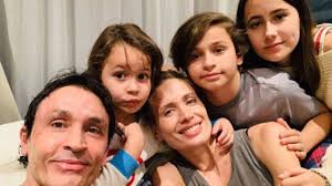Sebastián estevanez (born november 4, 1970) is an argentine actor and model. La Recuperacion De Sebastian Estevanez Se Mostro En Familia En El Dia De La Primavera Esta Todo Bien