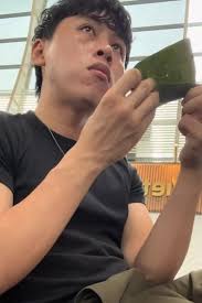 Tại sao phải ăn hết 30 chiếc bánh bột lọc trước khi bay sang Nhật?