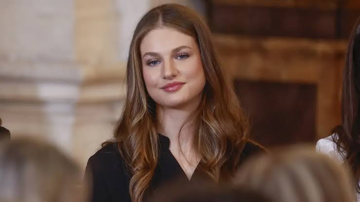 Los expertos coinciden: "La melena de la princesa Leonor ya forma parte de  su esencia. Lleva un corte con capas muy sutiles y un rubio muy natural,  que ilumina muchísimo el rostro"