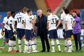Offsideadala pemain menyerang lebih dekat ke gawang lawan daripada lawan bek sebelum bola diambil oleh rekan setimnya. 5 Istilah Dalam Sepak Bola Yang Harus Kamu Tahu