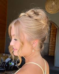 Hiiii! I'm Annie 💕 I'm one of the owners of our beautiful salon, Ogle &  Co. I have been a hairdresser for 11 years, with a particular passion for  color—especially blondes. My