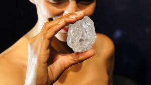 Ursprünglich brachte der diamant cullinan ein gewicht von 3106,75 karat (621,35 g) auf die waage, wurde aber in insgesamt 105 einzelne diamanten zerlegt, wobei der größte. Riesendiamant Fur Fast 50 Millionen Euro Verkauft