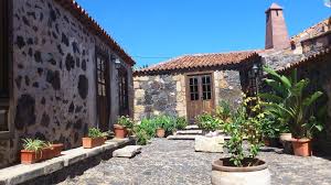 Ubicada en un caseron de arquitectura nuestra casa se ha rehabilitado para incorporar un equipamiento confortable, junto con una cuidad decoracion, realizada con respeto a las tradiciones y a la cultura local. Casa Rural Vera Hoya San Miguel De Abona Spain Booking Com