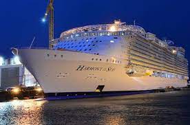 .mai mare vas de croazieră din lume, care a primit numele harmony of the seas/armonia mărilor, a sosit în marea britanie, la southampton, de unde va vasul are o capacitate de 5.479 de pasageri, cu un maxim de 6.780 de pasageri, în cele 2.747 de camere disponibile. Cum Va ArÄƒta Cel Mai Mare Vas De CroazierÄƒ Din News Ro