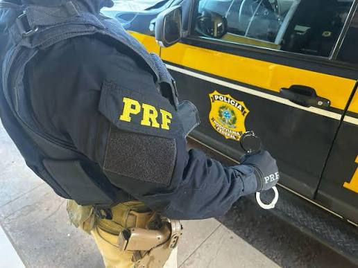 Homem condenado por tráfico de drogas é preso pela PRF após tentar usar documento de outra pessoa na BR-153