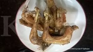 Seperti dipadukan dengan sambal cabe hijau yang pedas asam. Ayam Goreng Dengan Sambal 15 Bumbu