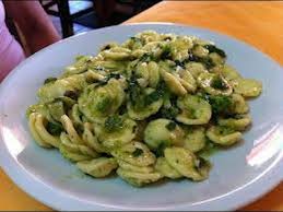 Una ricetta della tradizione contadina, semplice ma con un gusto unico che nasce dall'unione di sapori decisi. Ricetta Veloce Orecchiette Alle Cima Di Rapa Quick Youtube