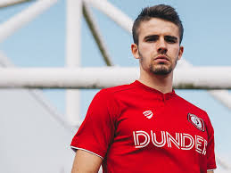 A faluban az idősektől rengeteg mesét hallottam a családomról. Nagy Completes City Move Bristol City