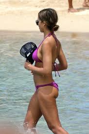 Jessica's skimpy bikini unveils her nipples in Hawaii