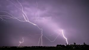 Meteorologii au emis o avertizare de averse și vijelii pentru capitală. De La CaniculÄƒ La Vijelii In Cateva Minute O FurtunÄƒ PuternicÄƒ A FÄƒcut Ravagii In Zeci De LocalitÄƒÈ›i È™i In BucureÈ™ti Digi24