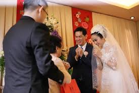 Instead of presents, money is donated so that the costs of the wedding and reception can be covered. Magnificent Indonesian Wedding At The Mandarin Oriental Jakarta