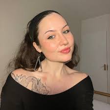 Hej! My name is Liz, I'm, 24 from Wales and will be starting my LLM in  International human rights law next semester. I'm looking for a room in a  house share, ideally