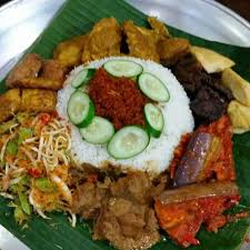 Nasi ambeng merupakan makanan berat yang berasal dari jawa tengah yang merupakan salah satu dari makanan yang populer di malaysia khususnya daerah selangor. Traditional Food Nasi Ambeng Singapore Malaysian Food Asian Recipes Food