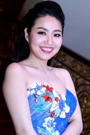 Lê Khánh trắng ngần như Bạch Tuyết bên Mai Thu Huyền