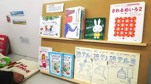 絵本の置き方ってどうしていますか 字がまだ読めない小さい子には 面出し 表紙見せ 本棚 がおすすめですが 買うと万単位 diyは時間とやる気がいります 100円からの材料 工作道具で 簡単にできる面出し絵本棚のアイデアを５つ紹介します 絵本棚 本棚 本棚